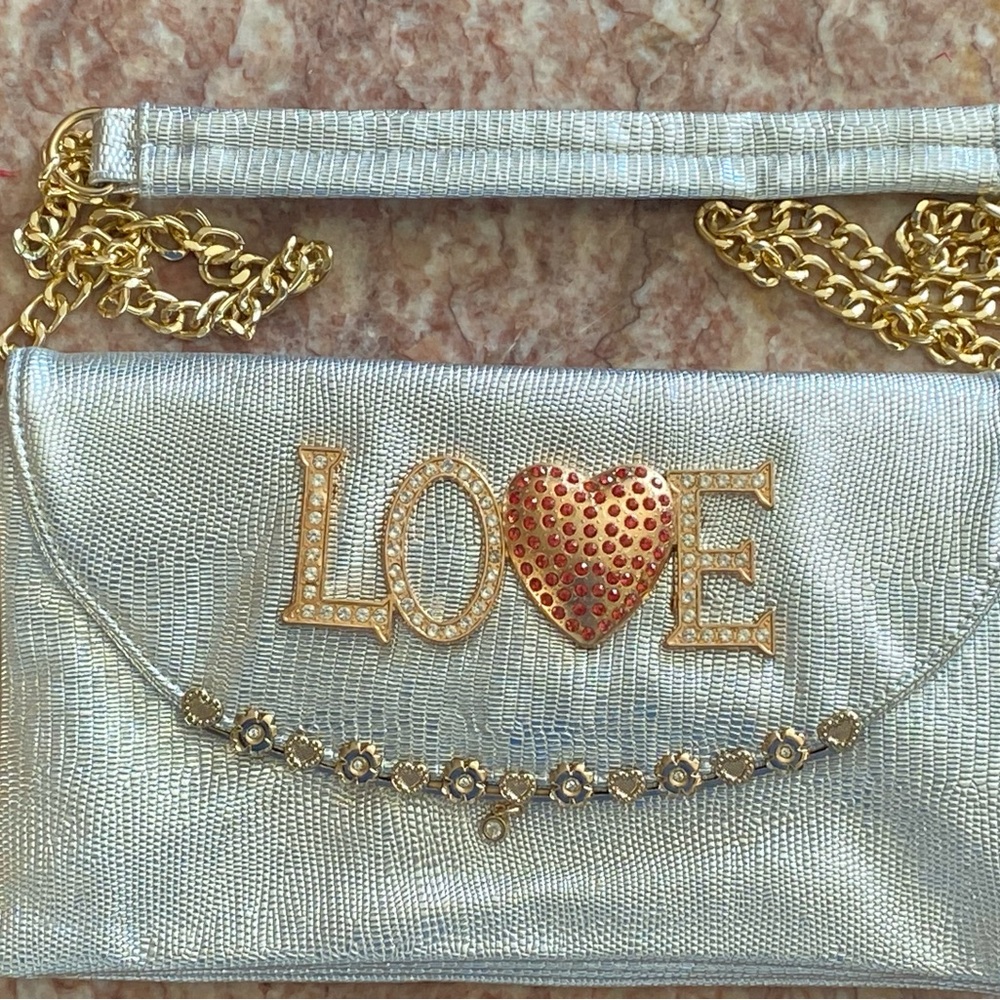 Cute purse. Brand new, never used. Still in its original packaging.